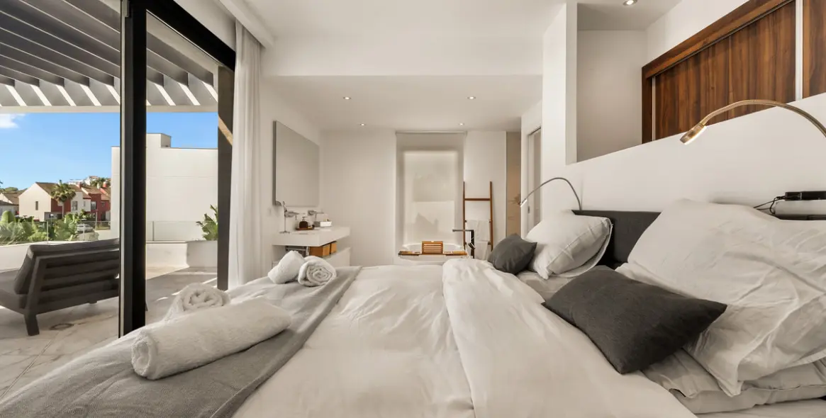 Short-term rent of detached villa in New Golden Mile 23