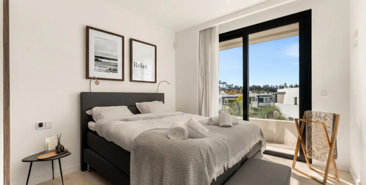 Short-term rent of detached villa in New Golden Mile 24