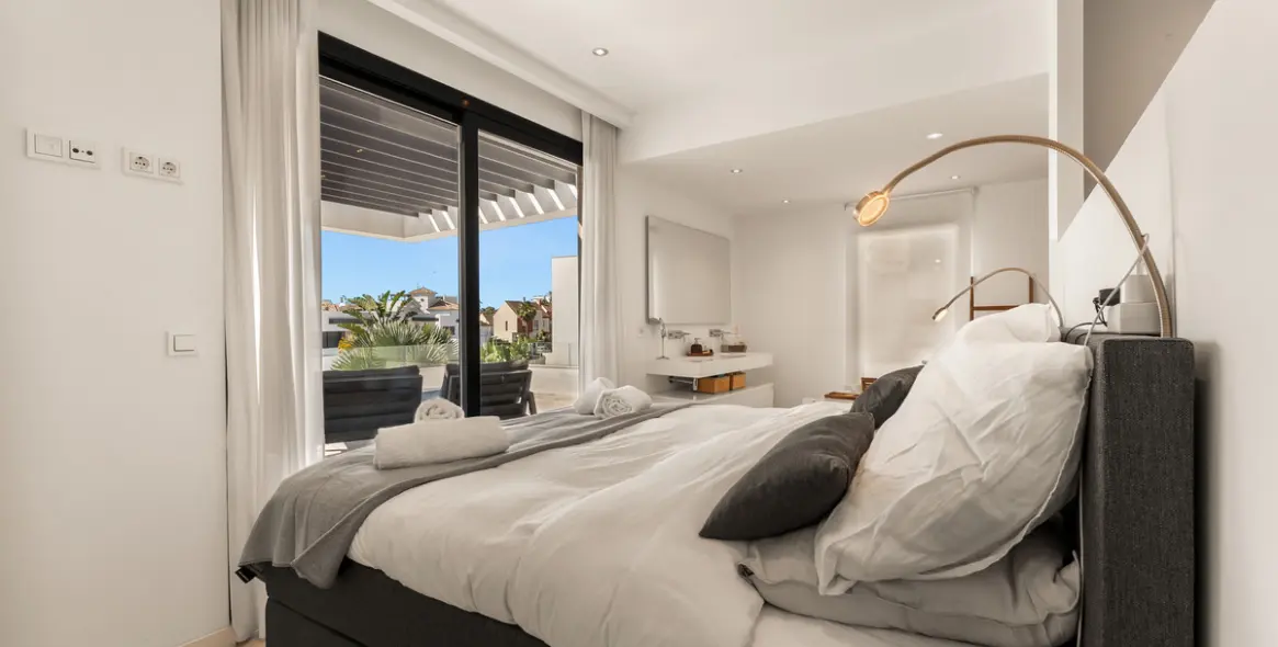 Short-term rent of detached villa in New Golden Mile 25