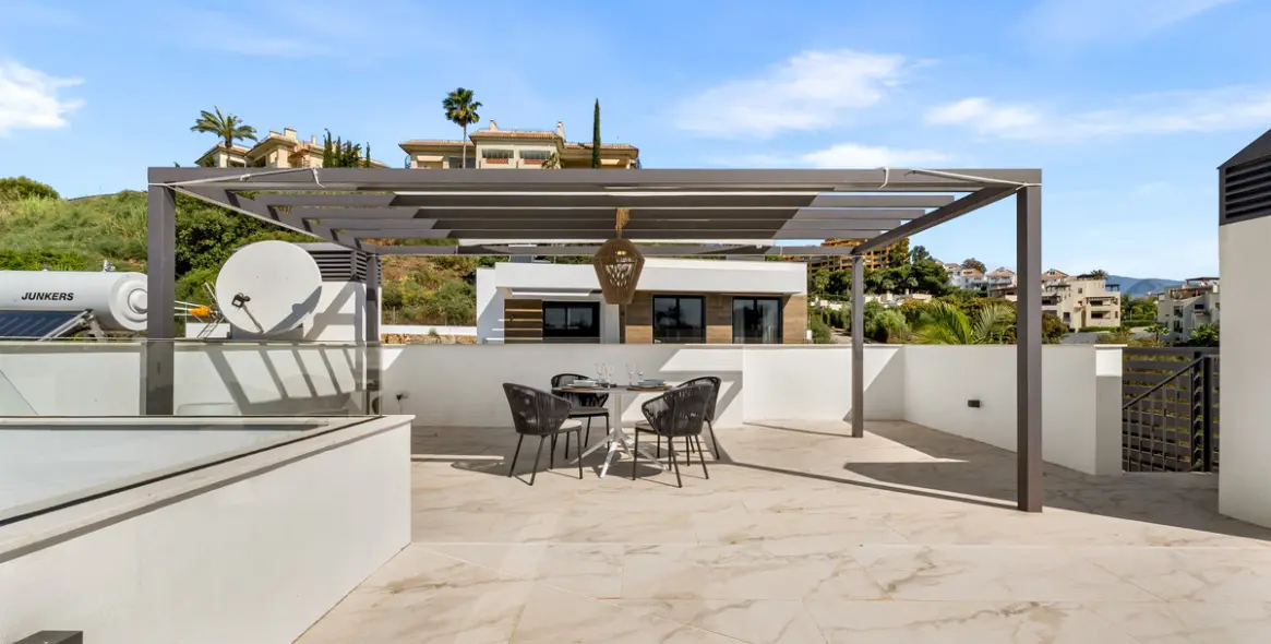 Short-term rent of detached villa in New Golden Mile 35