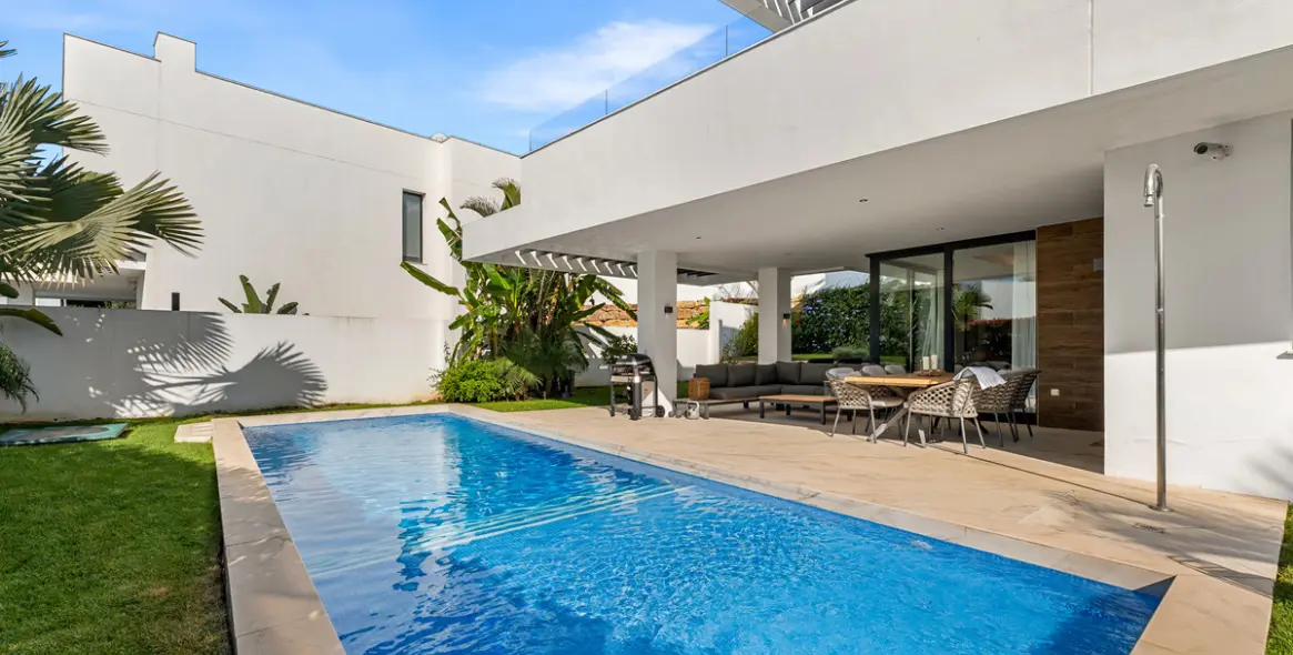 Short-term rent of detached villa in New Golden Mile 42