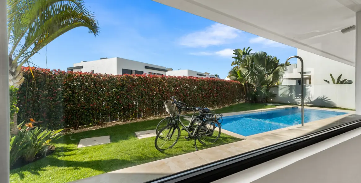 Short-term rent of detached villa in New Golden Mile 46