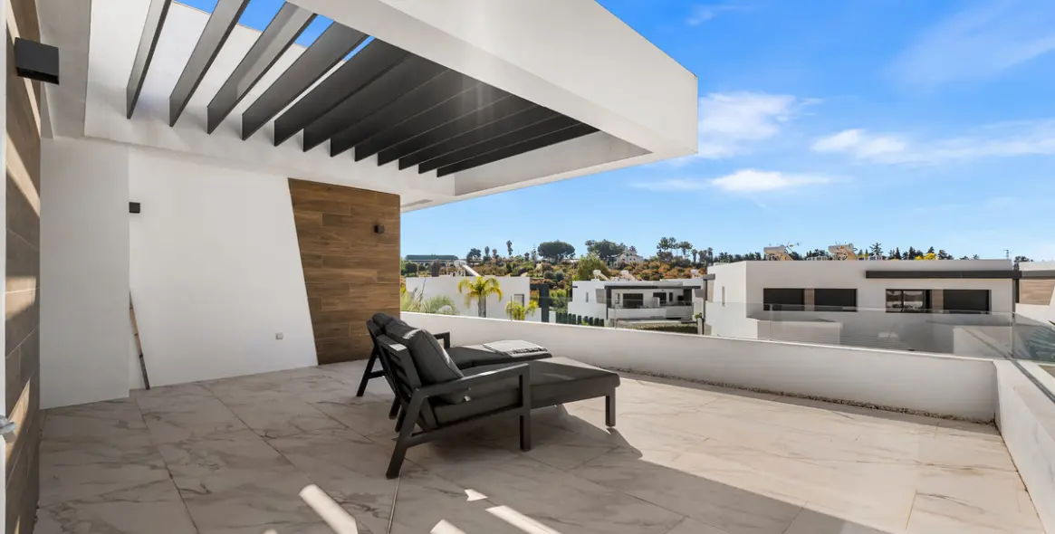 Short-term rent of detached villa in New Golden Mile 53