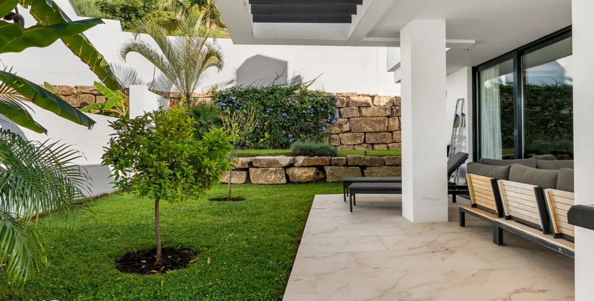 Short-term rent of detached villa in New Golden Mile 55