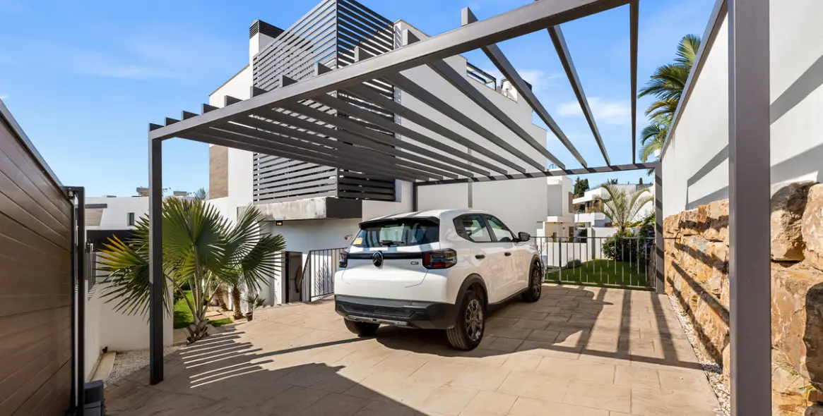 Short-term rent of detached villa in New Golden Mile 58