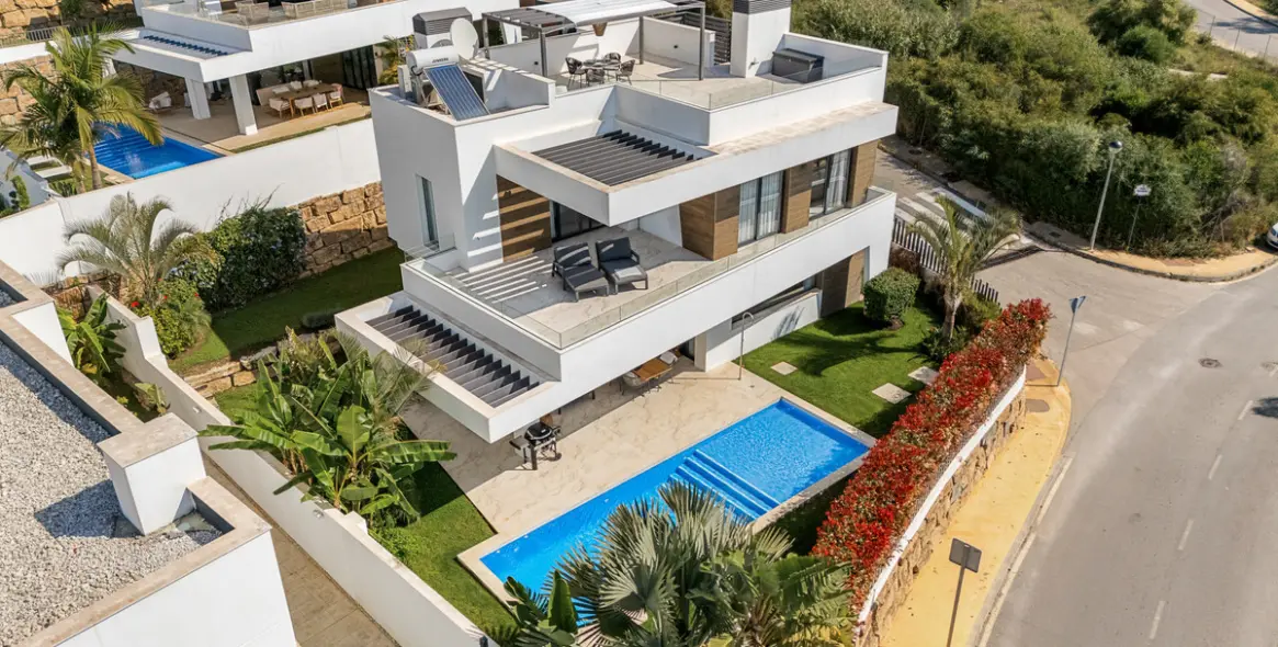 Short-term rent of detached villa in New Golden Mile 62