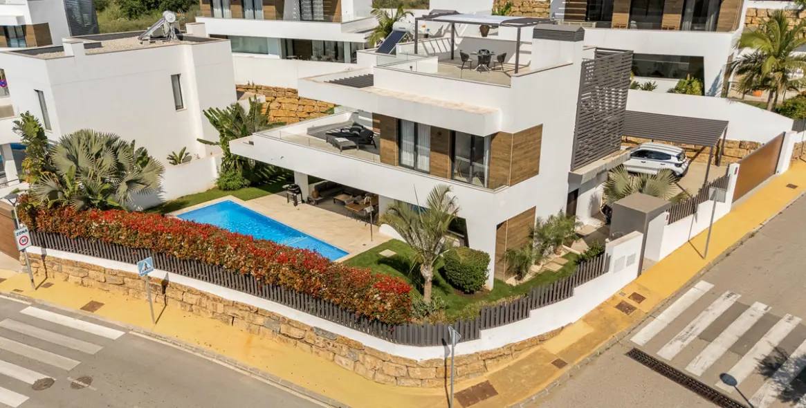 Short-term rent of detached villa in New Golden Mile 64