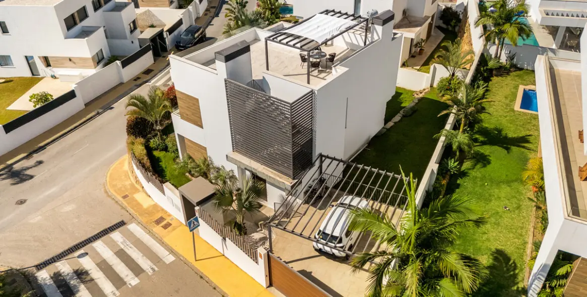 Short-term rent of detached villa in New Golden Mile 65