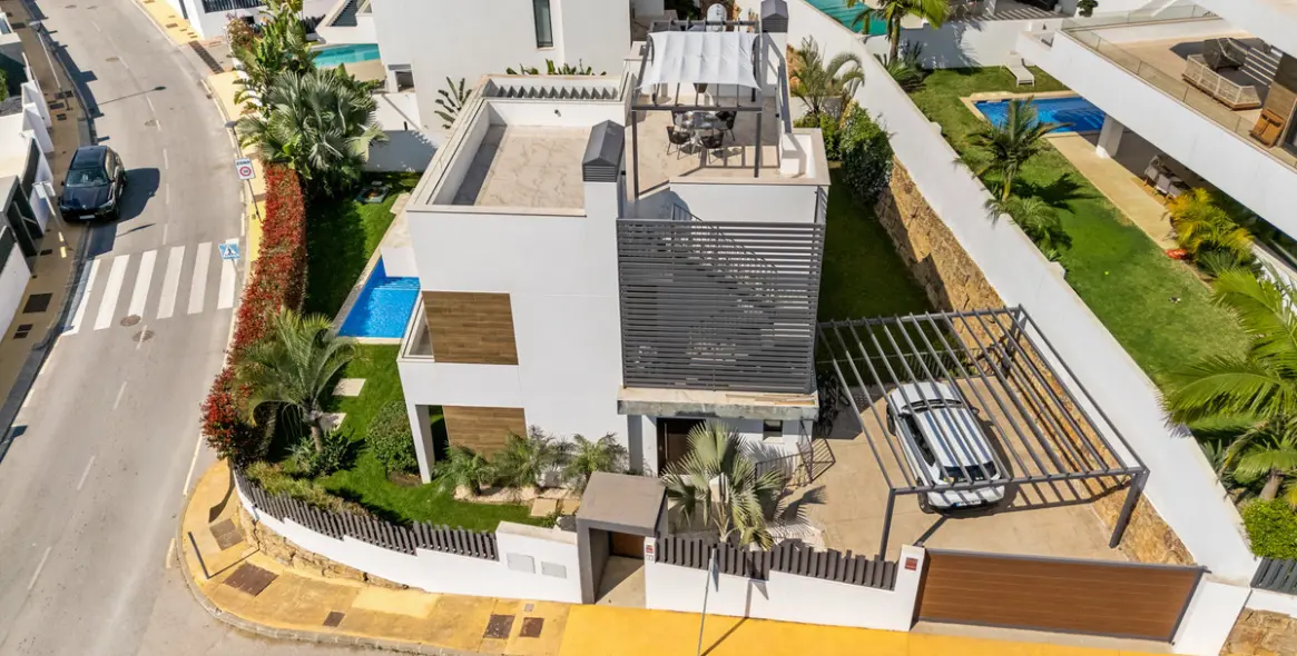 Short-term rent of detached villa in New Golden Mile 68