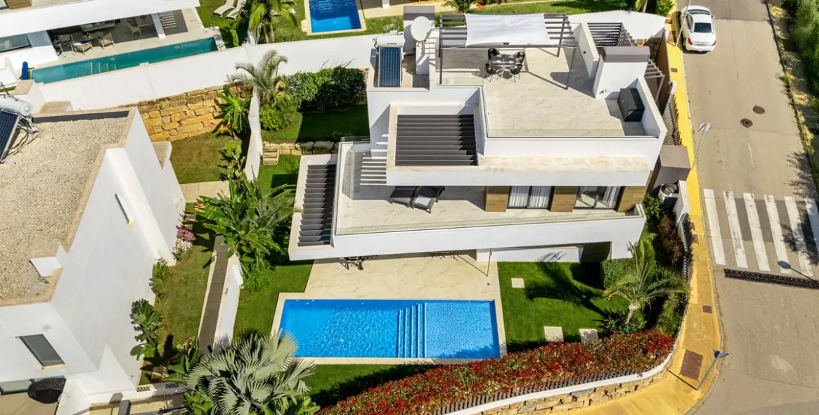 Short-term rent of detached villa in New Golden Mile 71