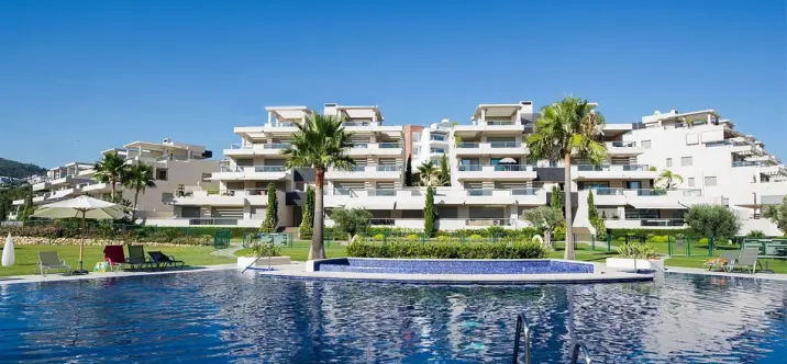 Sale of middle floor apartment in Benahavís 0