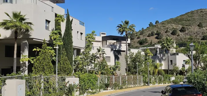 Sale of middle floor apartment in Benahavís 1