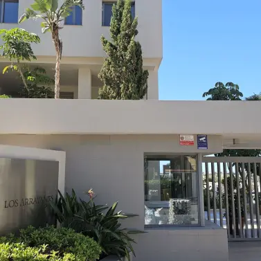 Sale of middle floor apartment in Benahavís