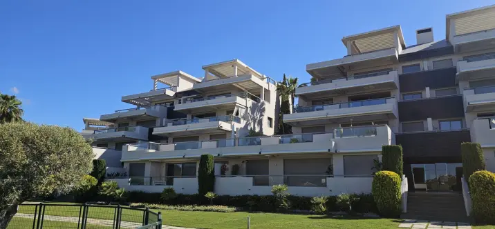 Sale of middle floor apartment in Benahavís 3