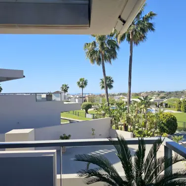 Sale of middle floor apartment in Benahavís