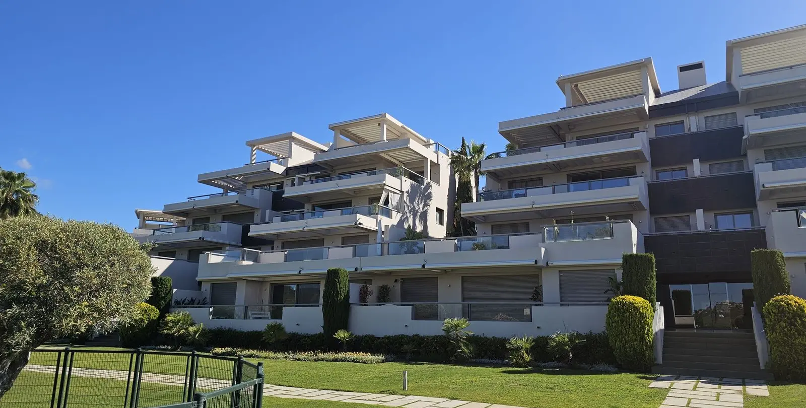 Long-term rent of middle floor apartment in Benahavís 4