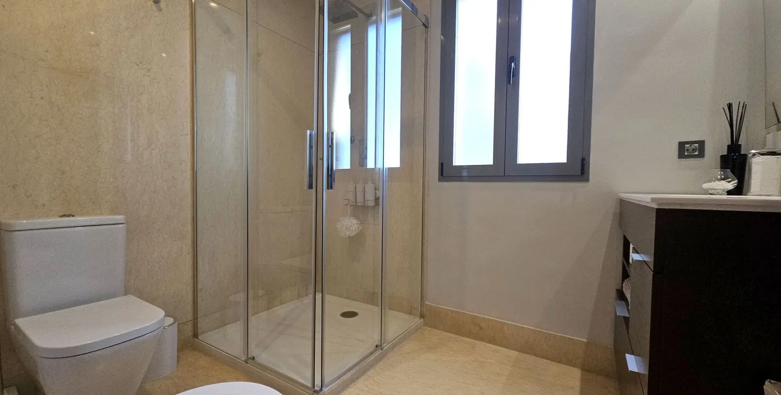 Long-term rent of middle floor apartment in Benahavís 16