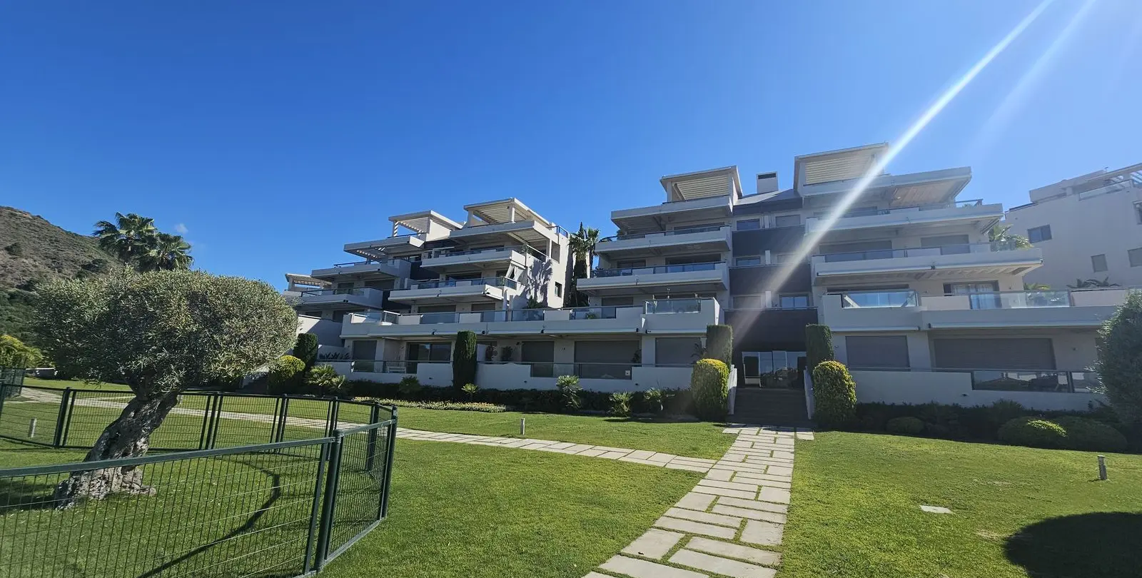 Long-term rent of middle floor apartment in Benahavís 22