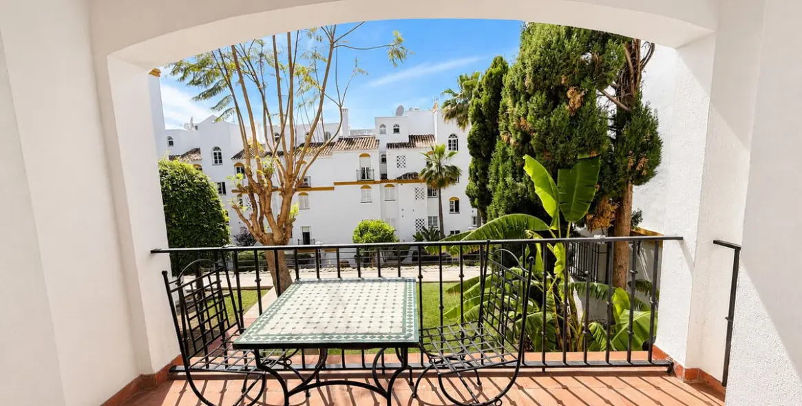 Sale of middle floor apartment in Atalaya 15