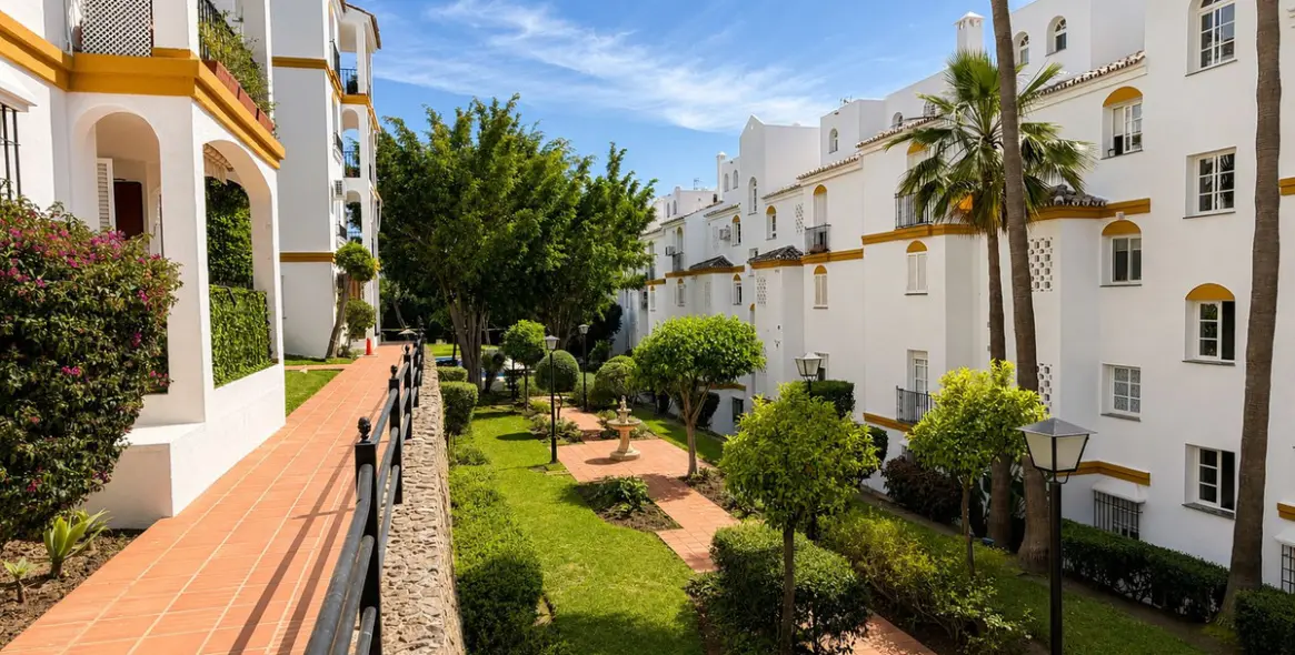 Sale of middle floor apartment in Atalaya 16