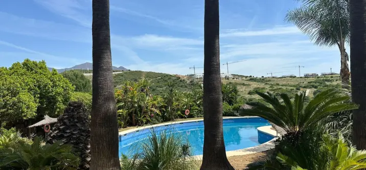 Продажа апартаментов на среднем этаже в Casares Playa 0