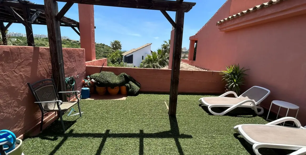 Продажа апартаментов на среднем этаже в Casares Playa 47