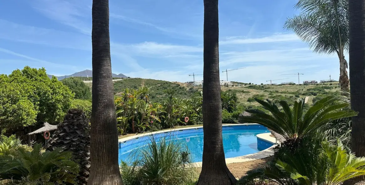 Продажа апартаментов на среднем этаже в Casares Playa 95