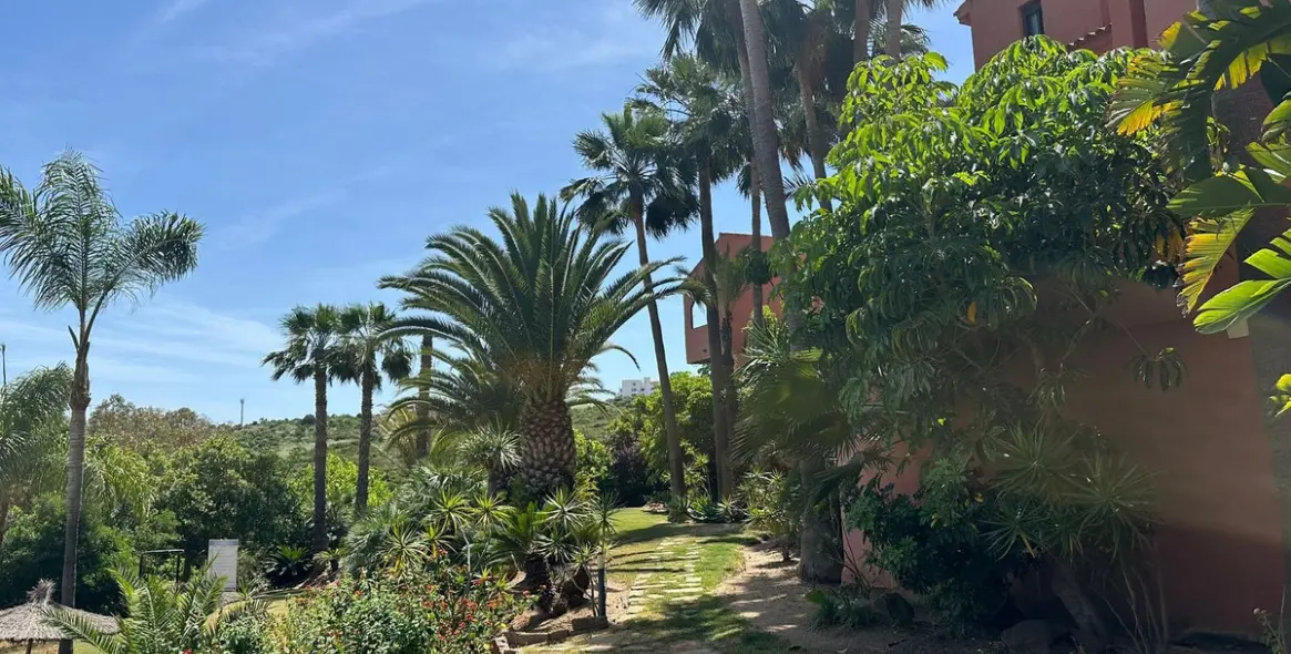Продажа апартаментов на среднем этаже в Casares Playa 96