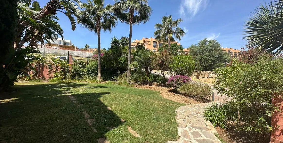 Продажа апартаментов на среднем этаже в Casares Playa 103