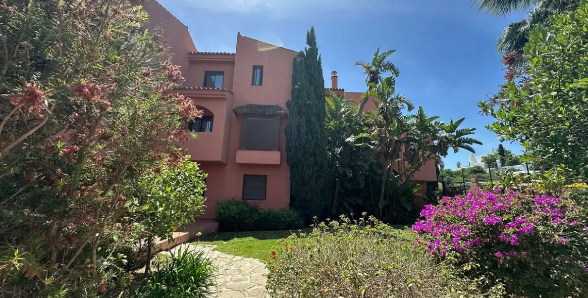 Продажа апартаментов на среднем этаже в Casares Playa 111
