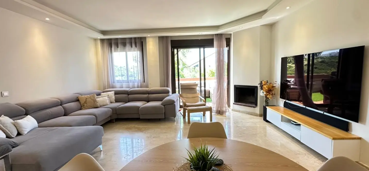 Продажа апартаментов на среднем этаже в Casares Playa 0