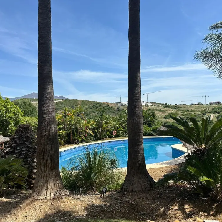 Продажа апартаментов на среднем этаже в Casares Playa