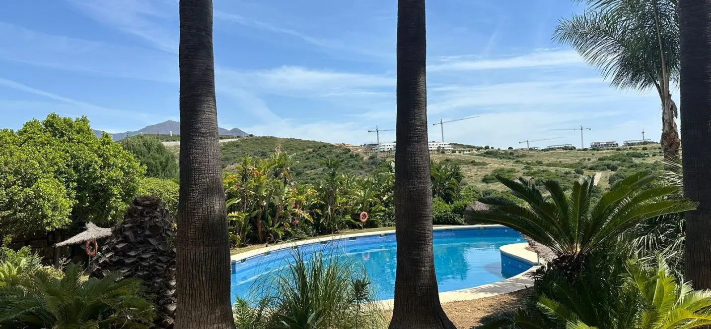 Продажа апартаментов на среднем этаже в Casares Playa 1