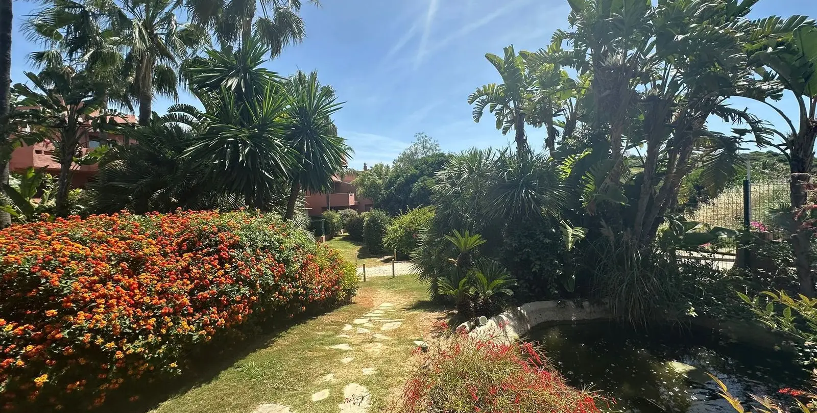 Venta de apartamento en planta media en Casares Playa 62
