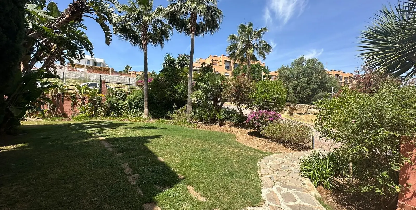 Venta de apartamento en planta media en Casares Playa 64