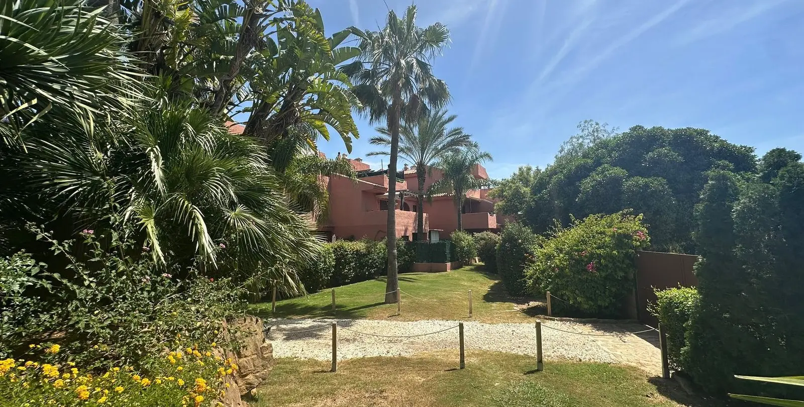 Venta de apartamento en planta media en Casares Playa 65