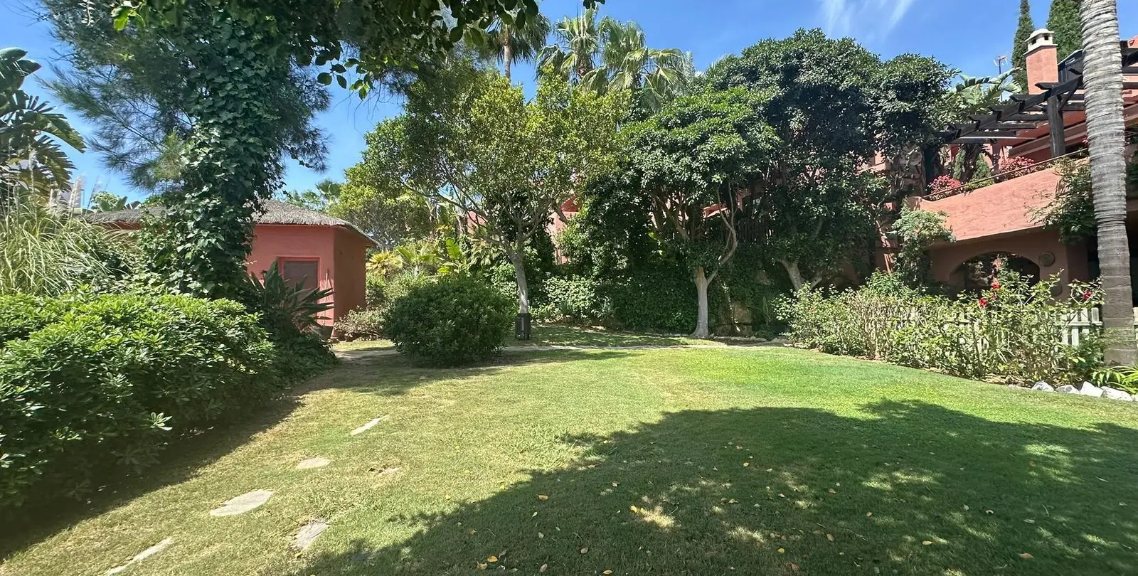 Venta de apartamento en planta media en Casares Playa 66