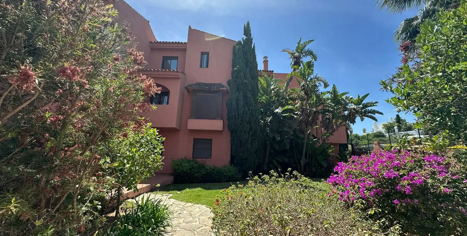 Venta de apartamento en planta media en Casares Playa 68