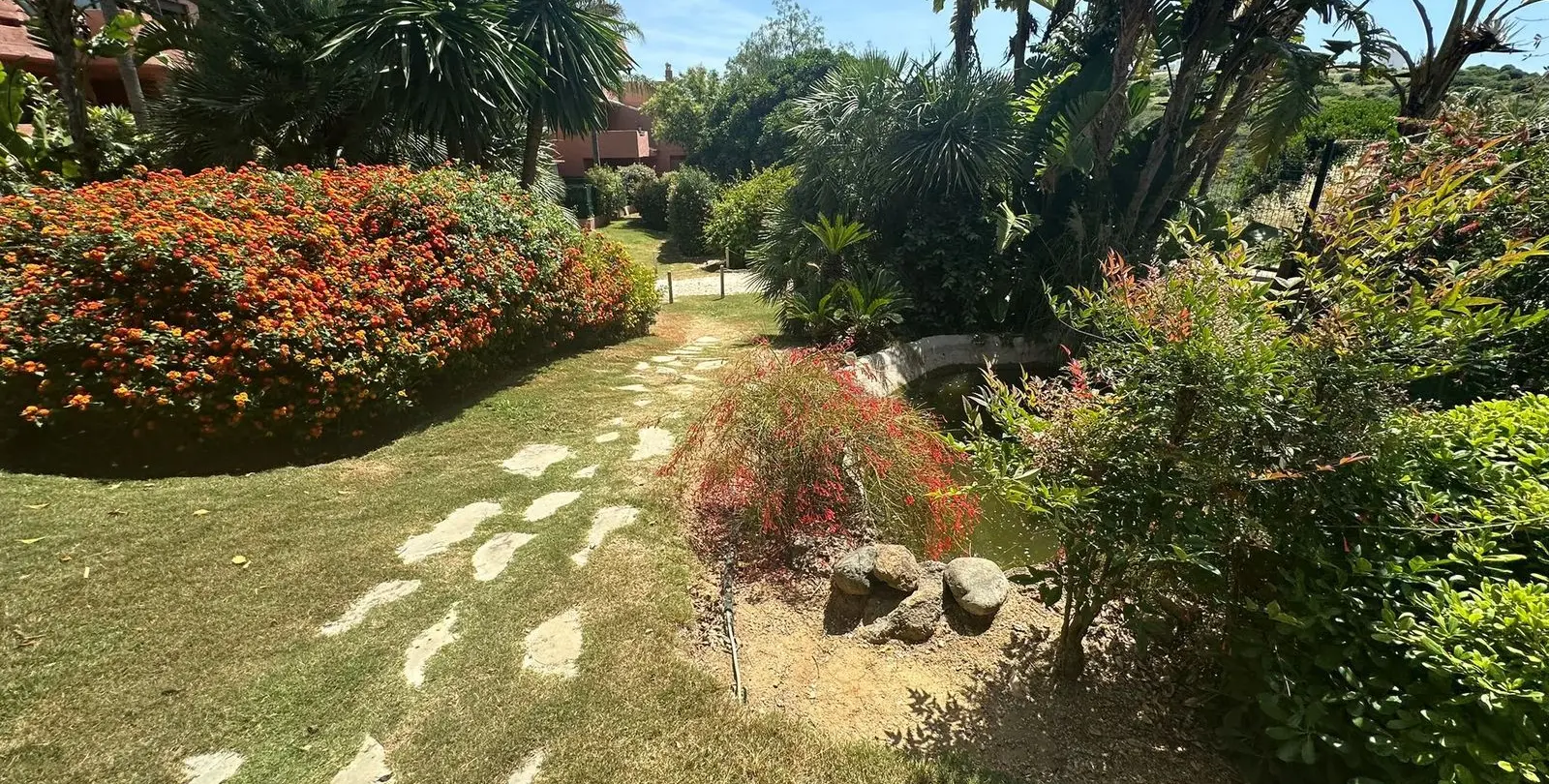 Venta de apartamento en planta media en Casares Playa 70