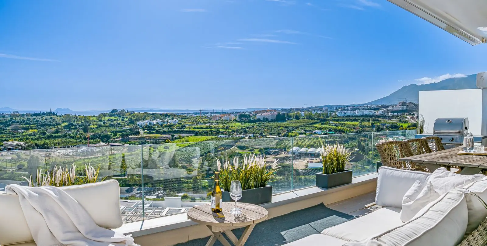 Venta de apartamento en planta media en Cancelada 2