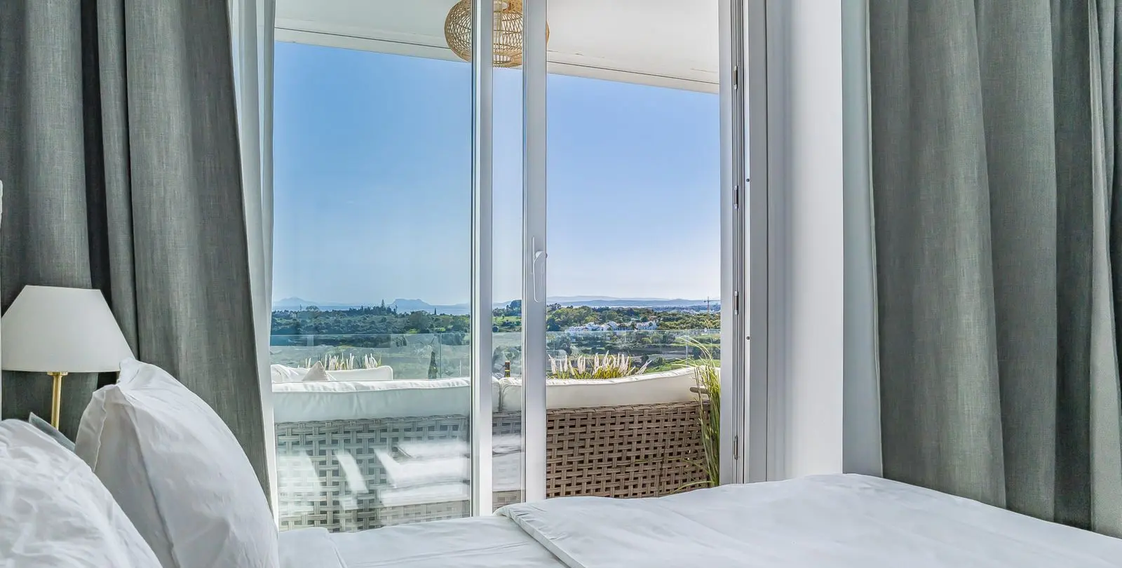 Venta de apartamento en planta media en Cancelada 19