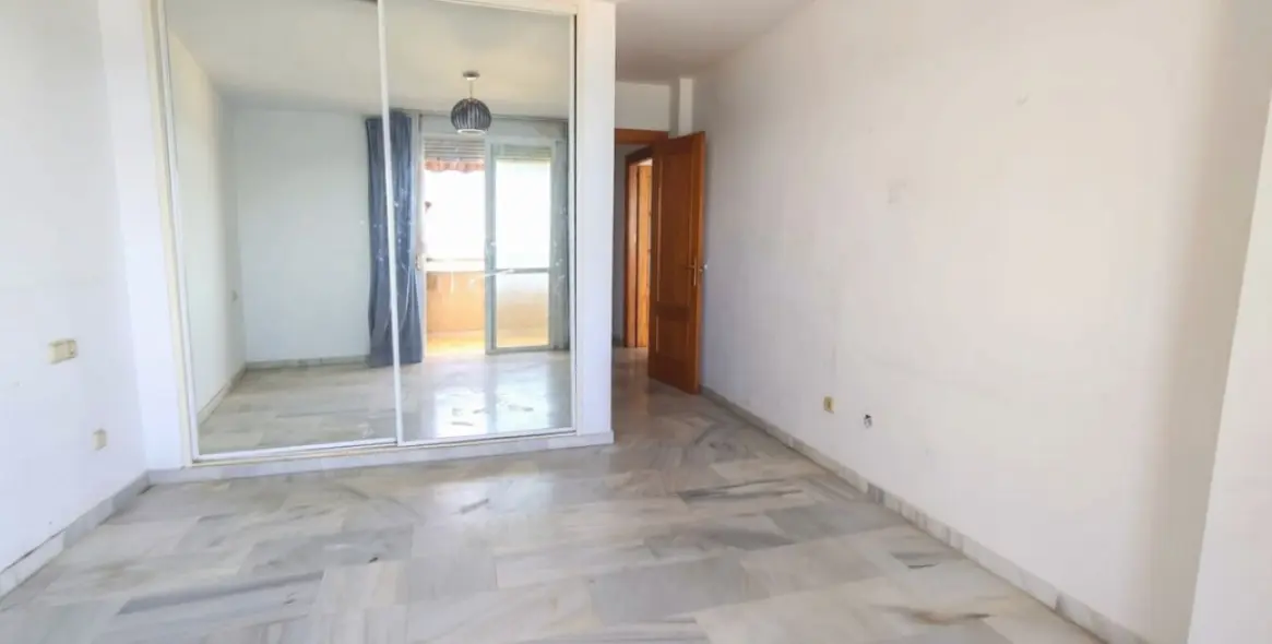 Продажа апартаментов на среднем этаже в Estepona 9