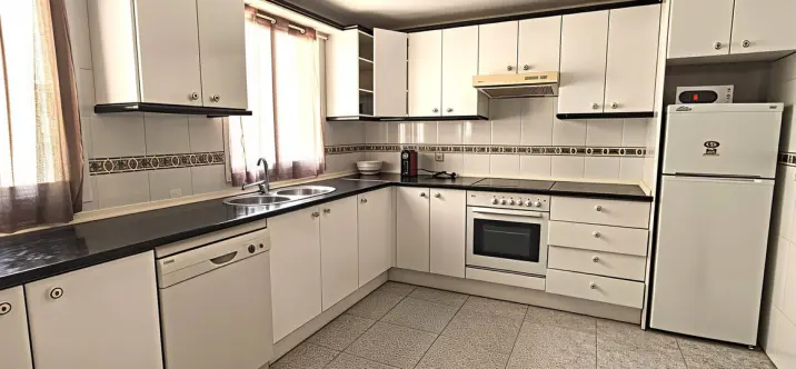 Sale of middle floor apartment in Estepona 2