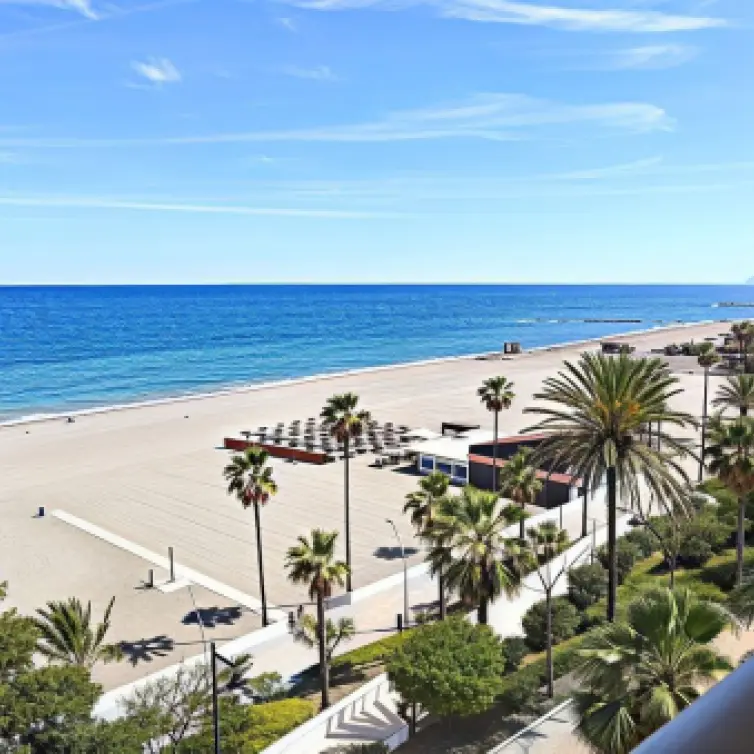 Sale of middle floor apartment in Estepona