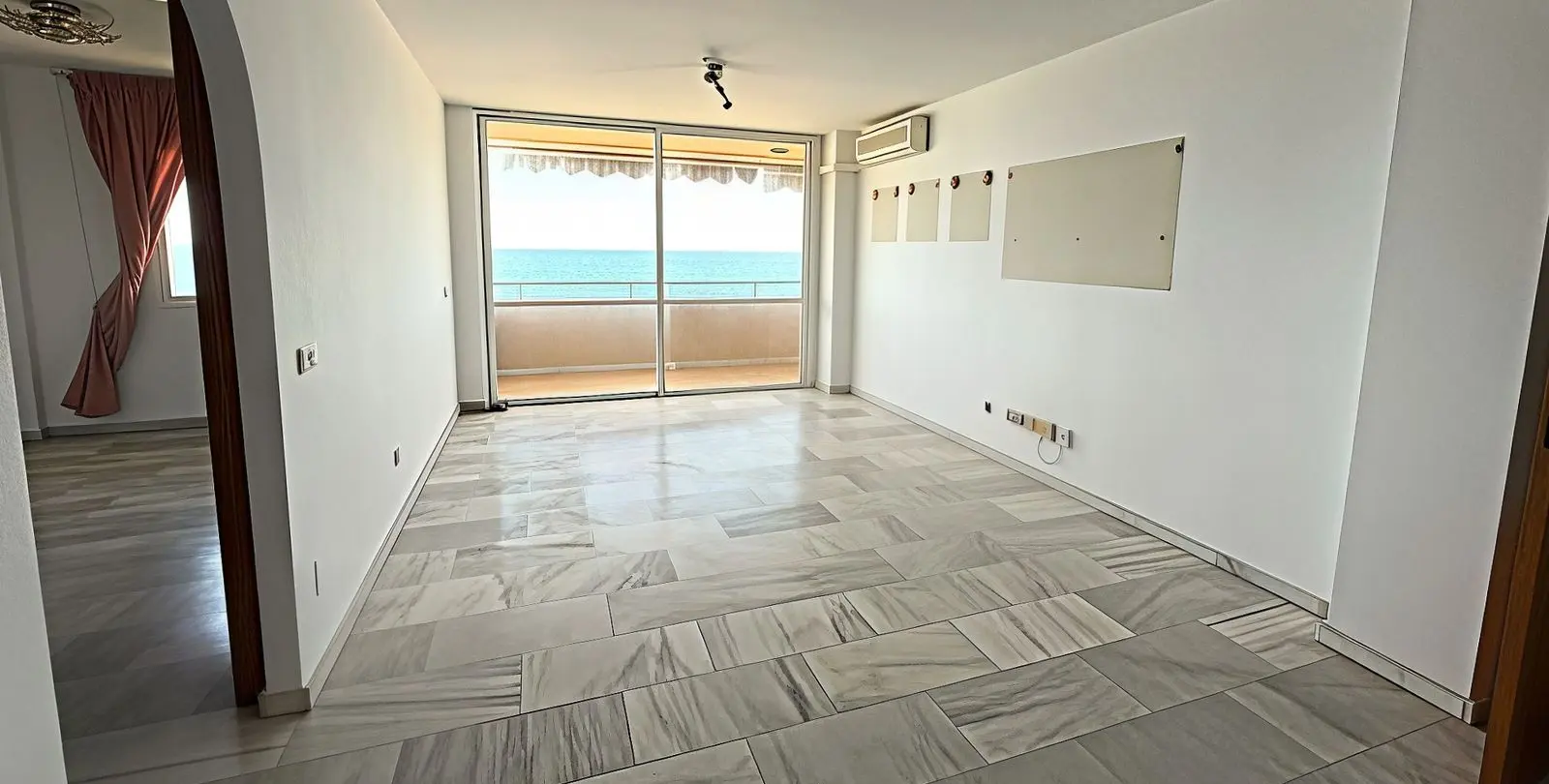 Sale of middle floor apartment in Estepona 2