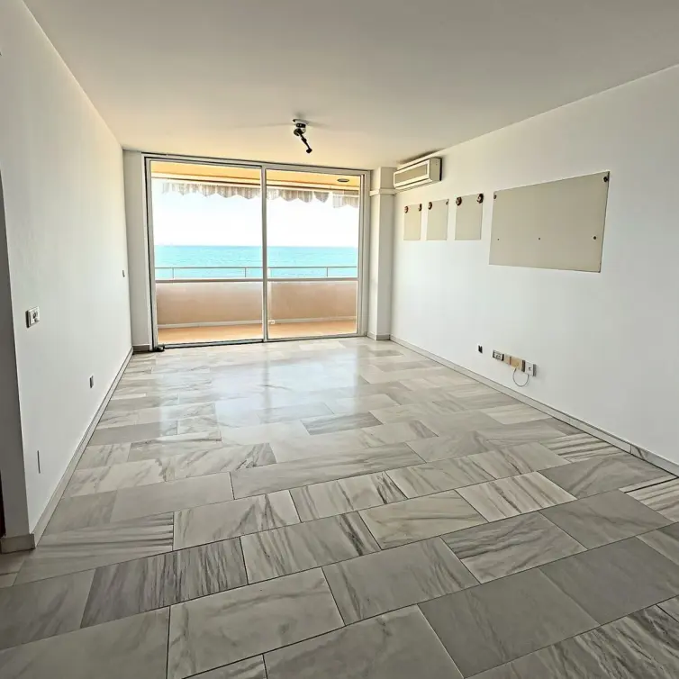 Sale of middle floor apartment in Estepona
