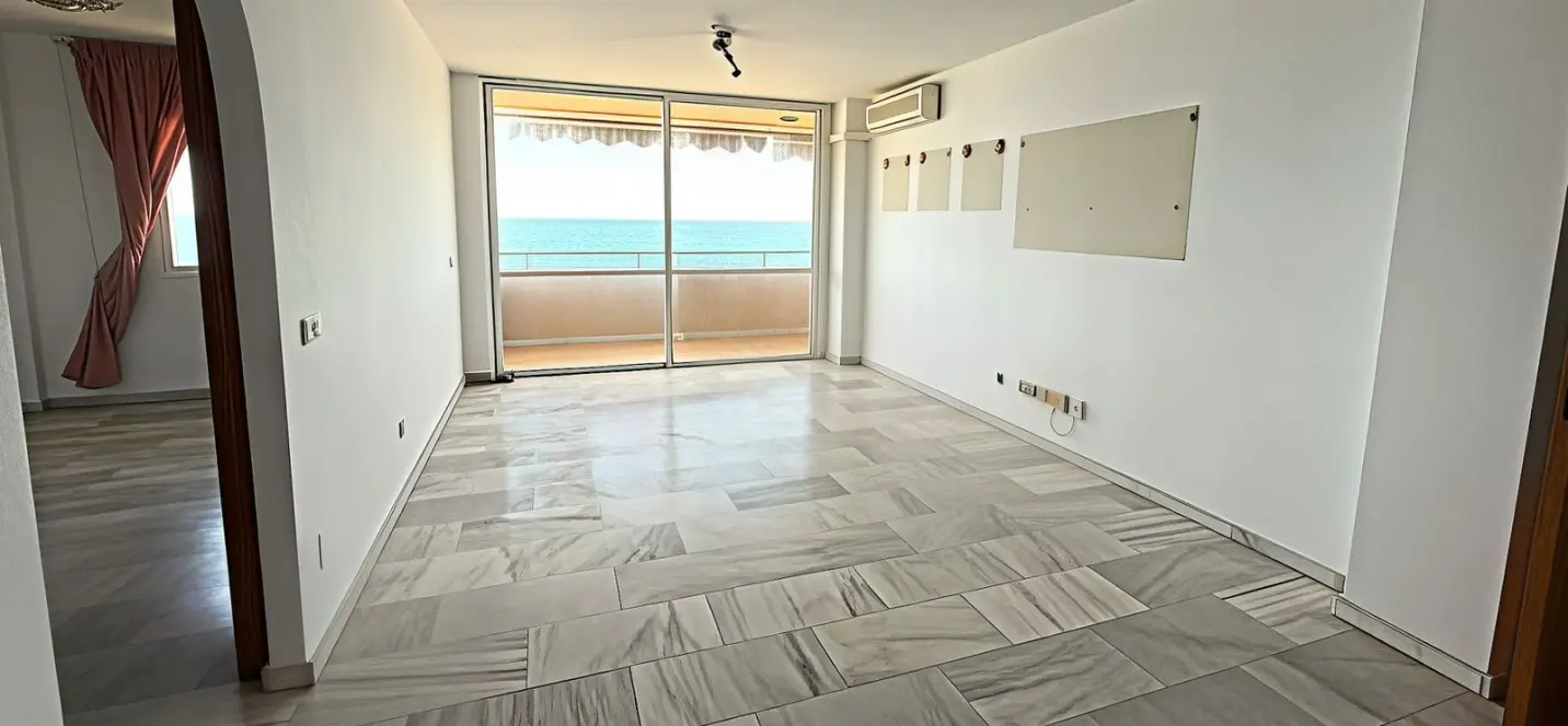 Sale of middle floor apartment in Estepona 1