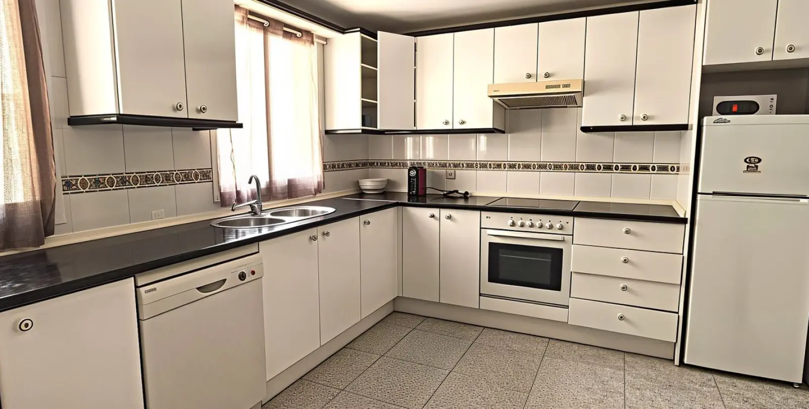 Sale of middle floor apartment in Estepona 3