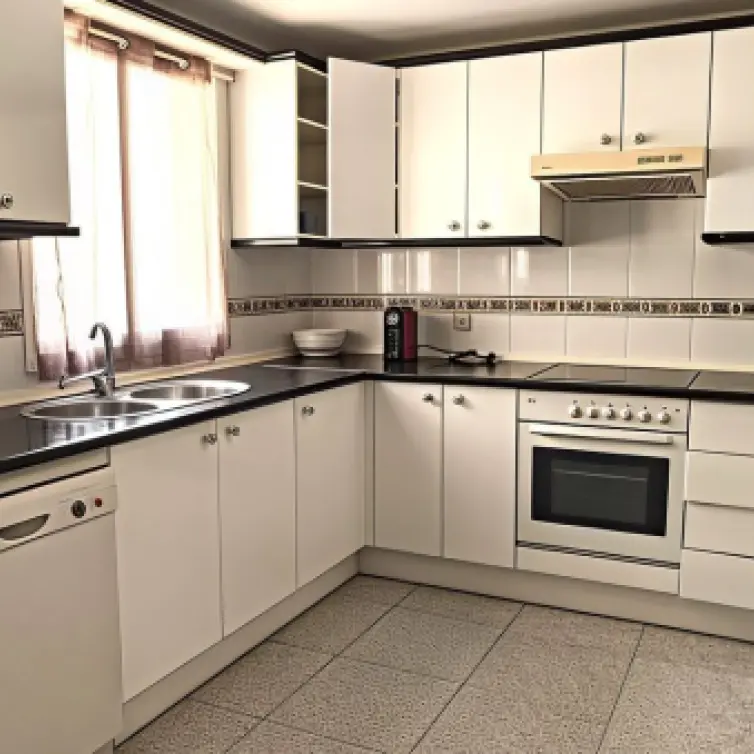 Sale of middle floor apartment in Estepona