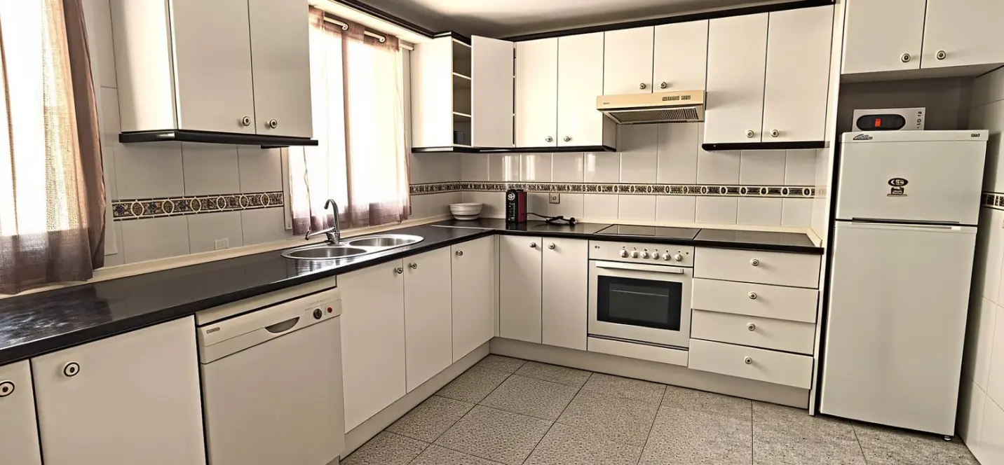 Sale of middle floor apartment in Estepona 2